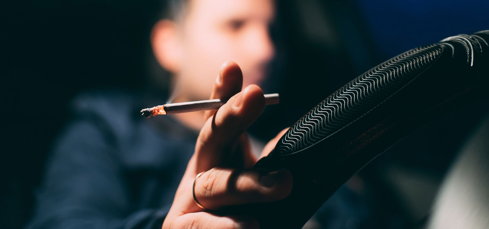 como eliminar el olor a tabaco en el coche